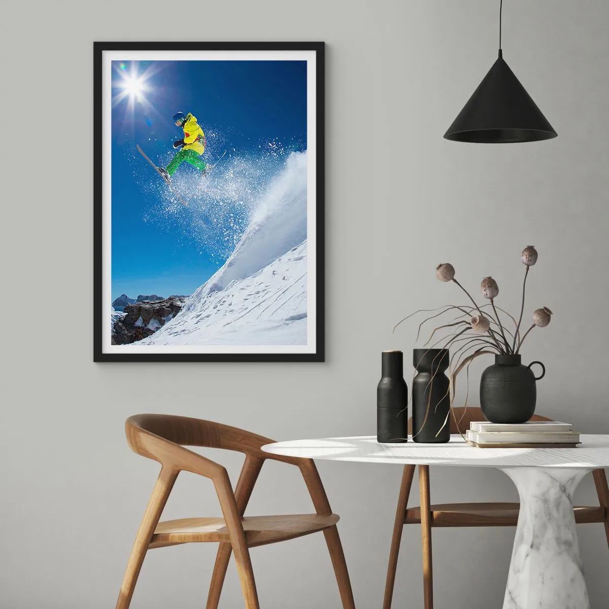 Pôster com moldura preta - Esquiador em ação em uma encosta nevada - 50x70cm - Dançando com as montanhas - Decoração de parede moderna para a sala de estar e quarto ARTTOR