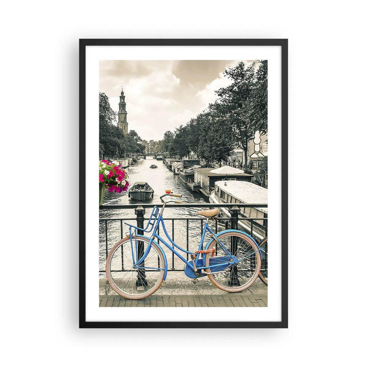 Pôster com moldura preta - Uma bicicleta azul com o fundo de um canal em Amsterdã - 50x70cm - Cores da rua de Amsterdã - Decoração de parede moderna para a sala de estar e quarto ARTTOR