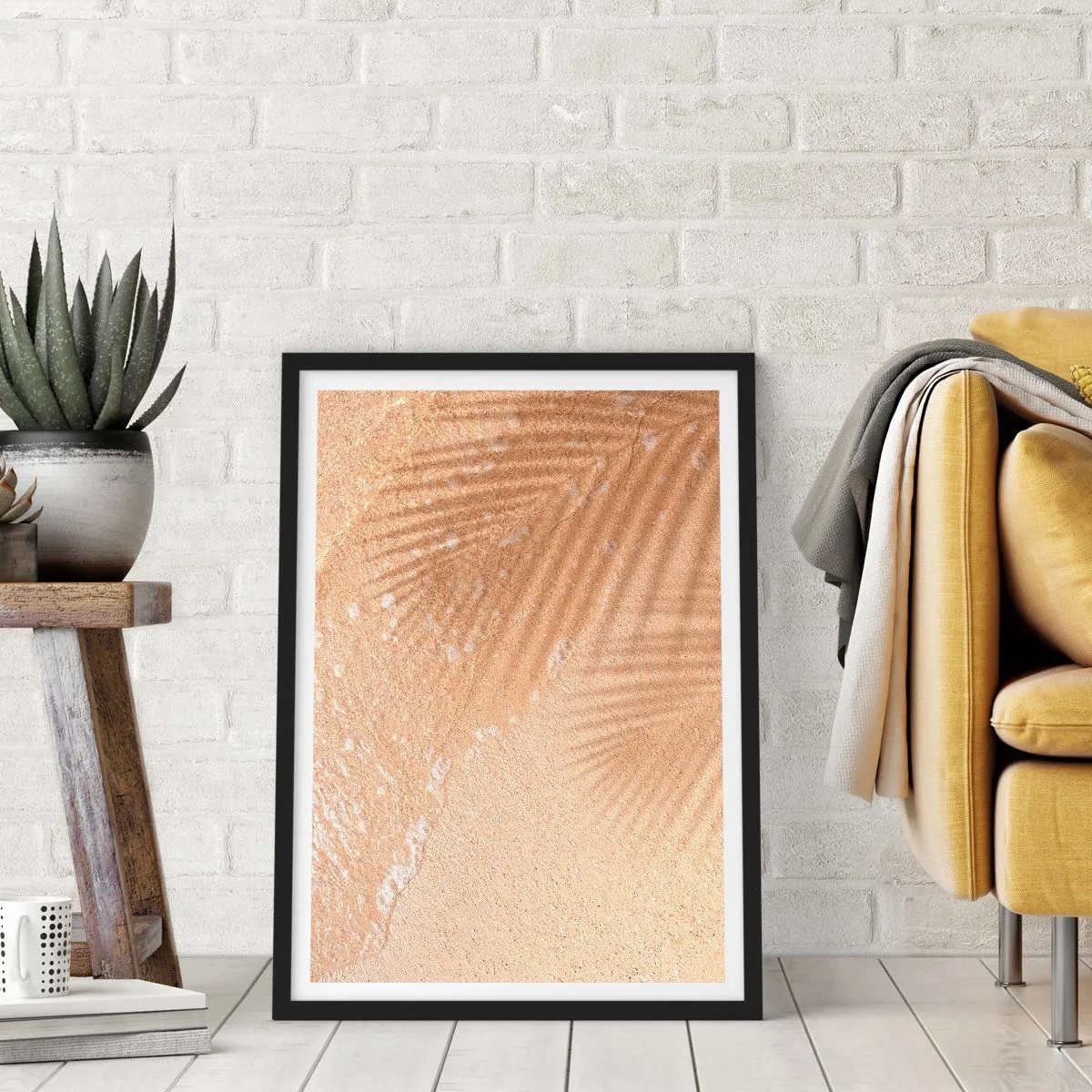 Pôster com moldura preta - sombra das folhas de palmeira na areia dourada da praia - 50x70cm - A sombra de um verão quente - Decoração de parede moderna para a sala de estar e quarto ARTTOR