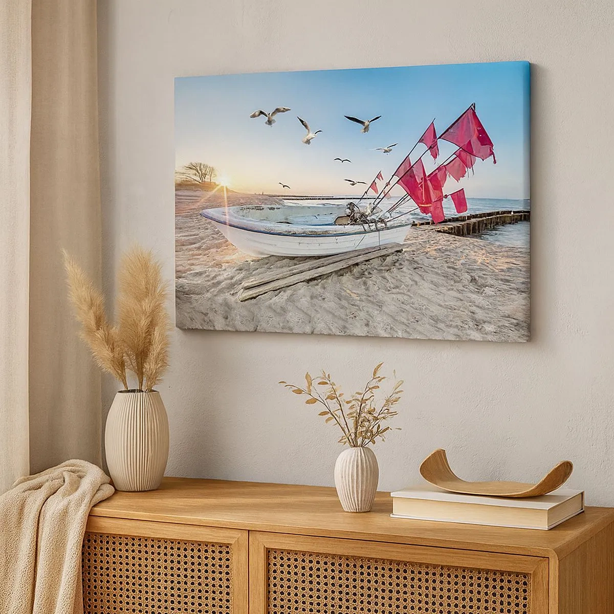 Quadro em tela - Um barco na praia ao amanhecer com gaivotas e bandeiras vermelhas - 70x50cm - Um merecido descanso - Decoração de parede moderna para a sala de estar e quarto ARTTOR