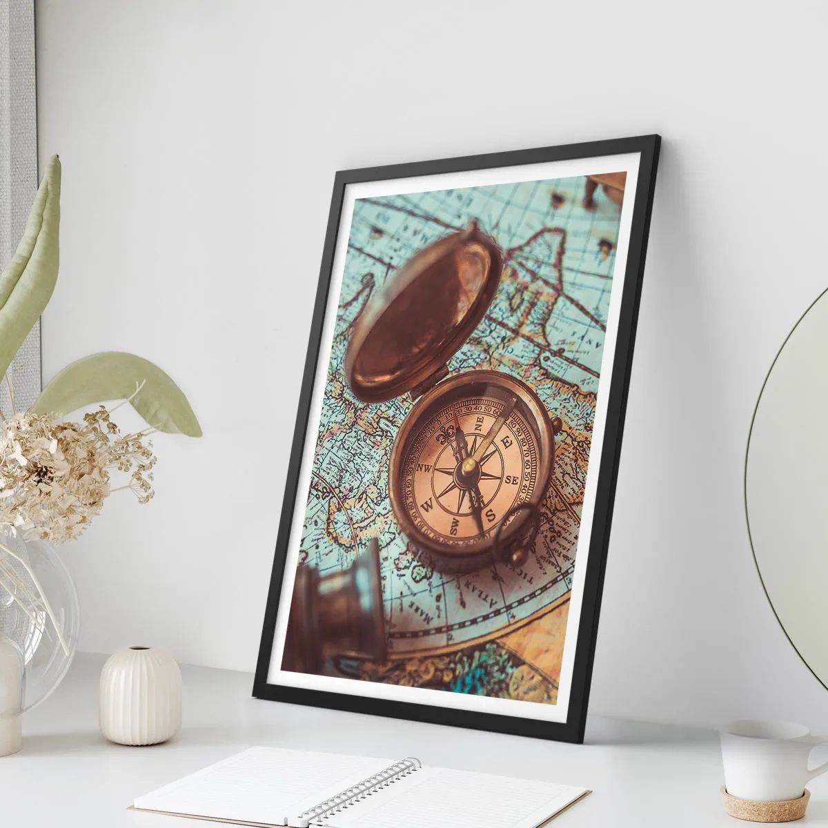 Pôster com moldura preta - Uma bússola antiga contra um fundo de mapa-múndi - 50x70cm - Para o aventureiro - Decoração de parede moderna para a sala de estar e quarto ARTTOR