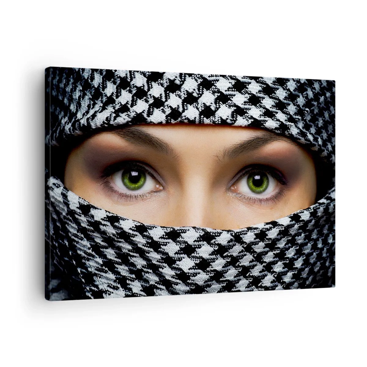 Quadro em tela - Os olhos verdes de uma mulher estão escondidos atrás de um tecido estampado em preto e branco. - 70x50cm - Retrato de uma beleza velada de olhos verdes - Decoração de parede moderna para a sala de estar e quarto ARTTOR