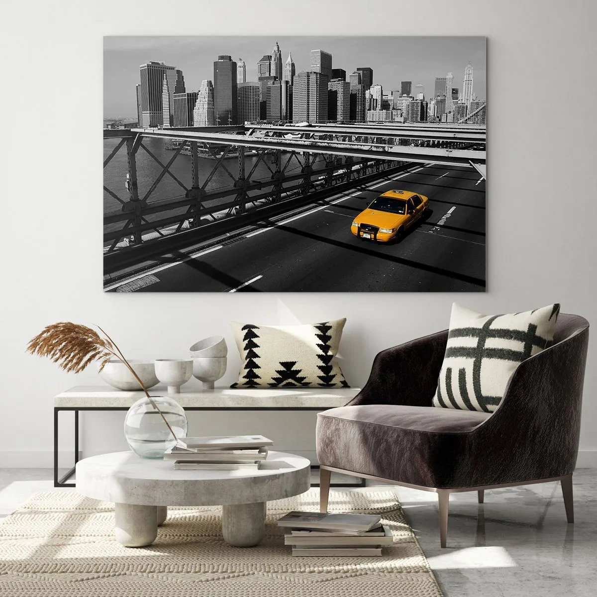 Quadro em vidro - Um táxi amarelo em uma ponte com vista para Manhattan - 70x50cm - A cor da cidade grande - Decoração de parede moderna para a sala de estar e quarto ARTTOR