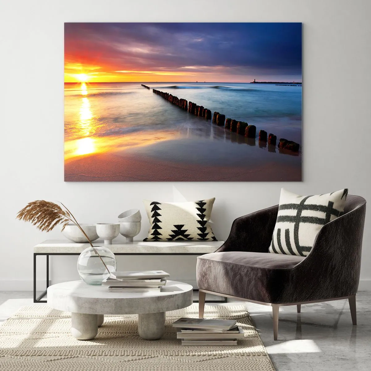 Quadro em vidro - Pôr do sol sobre o mar com quebra-mares de madeira - 70x50cm - Ouça o silêncio - Decoração de parede moderna para a sala de estar e quarto ARTTOR