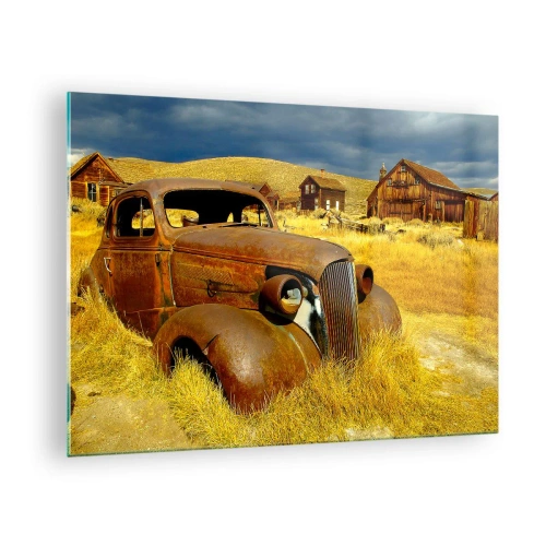 Quadro em vidro - Um carro antigo com uma vila deserta ao fundo - 70x50cm - Um merecido descanso - Decoração de parede moderna para a sala de estar e quarto ARTTOR