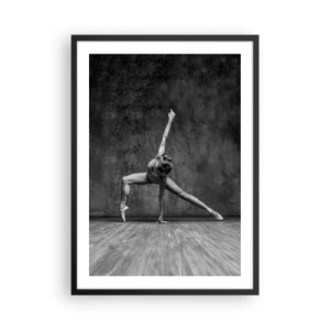 Pôster com moldura preta - Uma bailarina preta e branca em uma pose dinâmica contra uma parede crua. - 50x70cm - O equilíbrio ideal - Decoração de parede moderna para a sala de estar e quarto ARTTOR