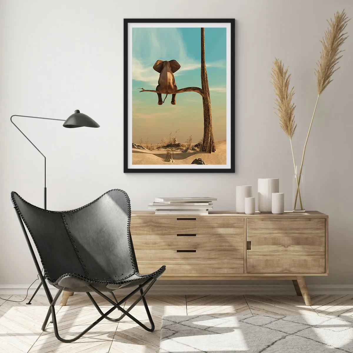 Pôster com moldura preta - Um elefante sentado em um galho com uma paisagem desértica ao fundo. - 50x70cm - Um novo ponto de vista - Decoração de parede moderna para a sala de estar e quarto ARTTOR