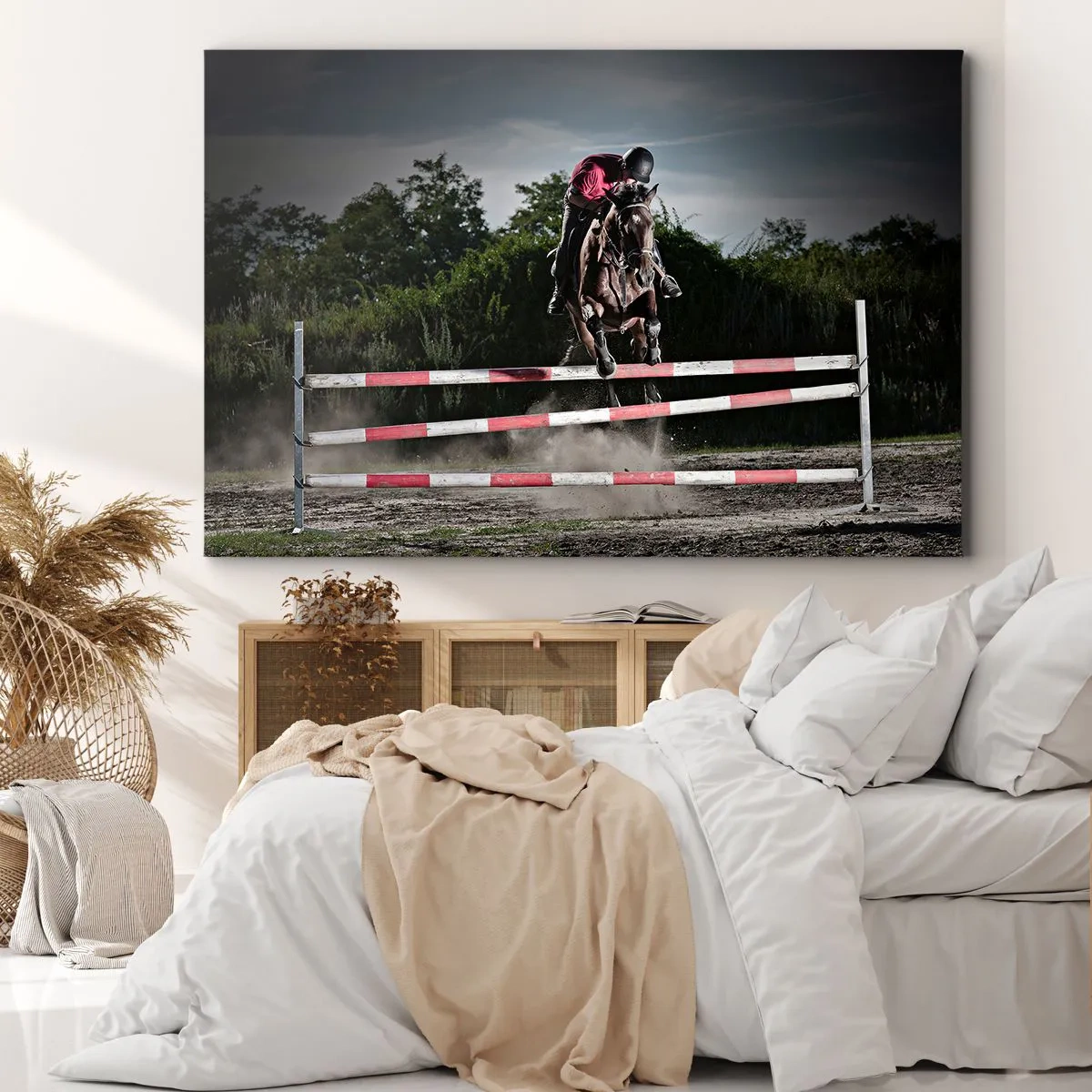 Quadro em tela - Um cavaleiro em um cavalo saltando sobre um obstáculo em uma pista de corrida - 70x50cm - Juntos pela vitória - Decoração de parede moderna para a sala de estar e quarto ARTTOR