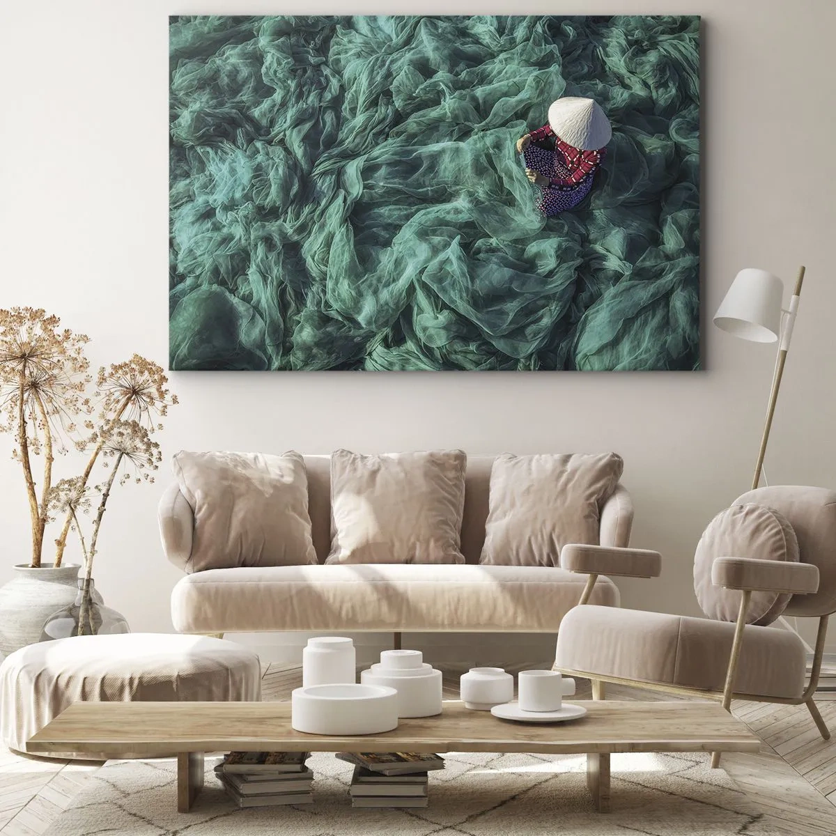 Quadro em tela - Uma pessoa com um chapéu entre redes de pesca verdes - 70x50cm - Num mar de redes - Decoração de parede moderna para a sala de estar e quarto ARTTOR