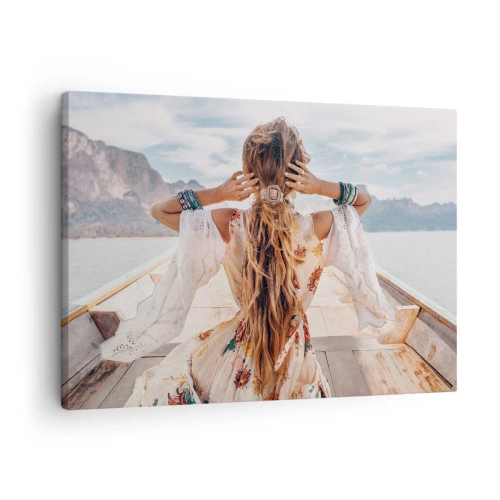 Quadro em tela - Mulher em um barco com vista para as montanhas e a água, estilo boho - 70x50cm - A caminho da felicidade - Decoração de parede moderna para a sala de estar e quarto ARTTOR