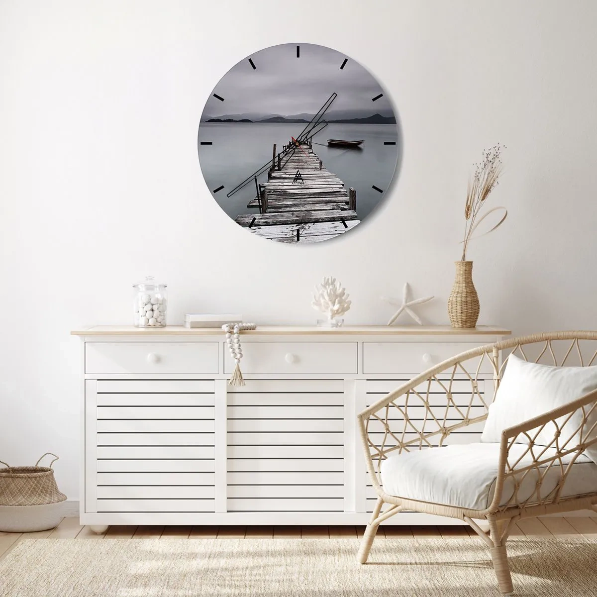 Relógio de parede - Relógio em vidro - Um cais de madeira em um lago calmo com um barco ao fundo - 30x30cm - Amanhã pode ir - Decoração de parede moderna para a sala de estar, cozinha e quarto ARTTOR