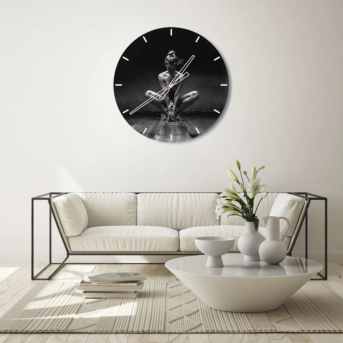 Relógio de parede - Relógio em vidro - Retrato em preto e branco de uma dançarina em pose dinâmica - 30x30cm - A energia da dança - Decoração de parede moderna para a sala de estar, cozinha e quarto ARTTOR