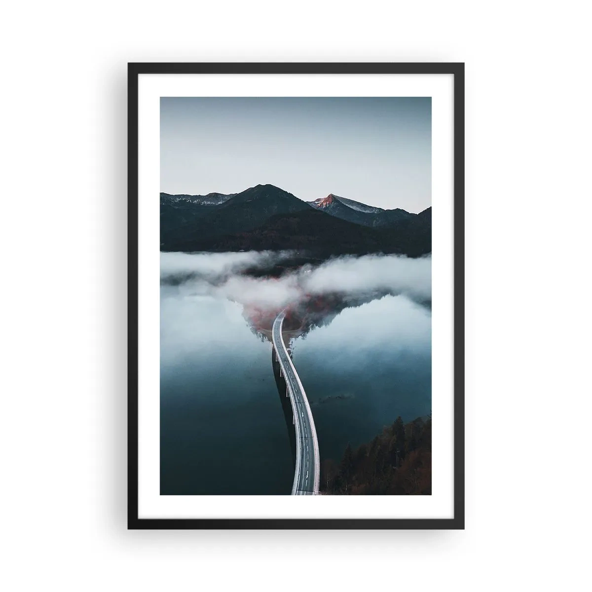 Pôster com moldura preta - Uma ponte sobre um lago tranquilo, refletindo as montanhas ao fundo. - 50x70cm - Sobre a água tão lisa quanto um espelho - Decoração de parede moderna para a sala de estar e quarto ARTTOR