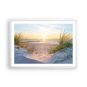 Pôster em moldura branca - O som do mar, o canto dos pássaros, a praia selvagem entre a relva... - 70x50 cm