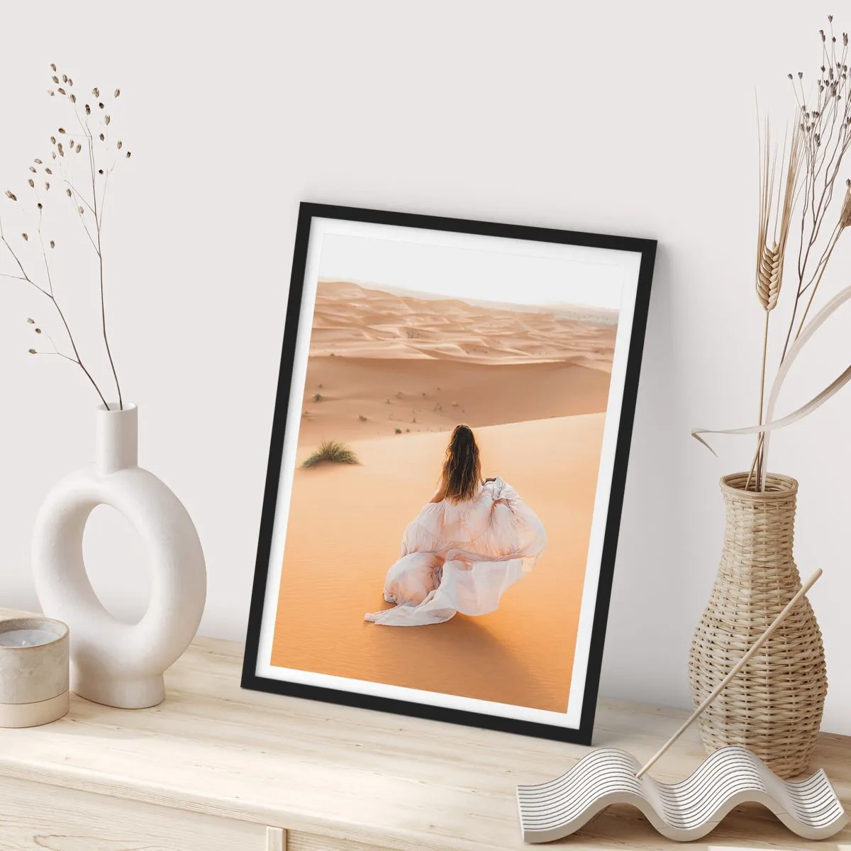 Pôster com moldura preta - Uma mulher com um vestido esvoaçante no deserto - 50x70cm - Fuga para a liberdade - Decoração de parede moderna para a sala de estar e quarto ARTTOR