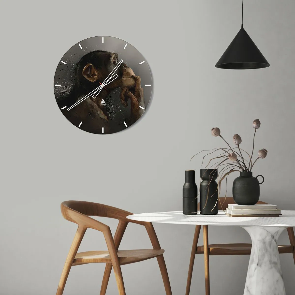 Relógio de parede - Relógio em vidro - Um chimpanzé pensativo contra um fundo escuro - 30x30cm - Certamente um pensador - Decoração de parede moderna para a sala de estar, cozinha e quarto ARTTOR