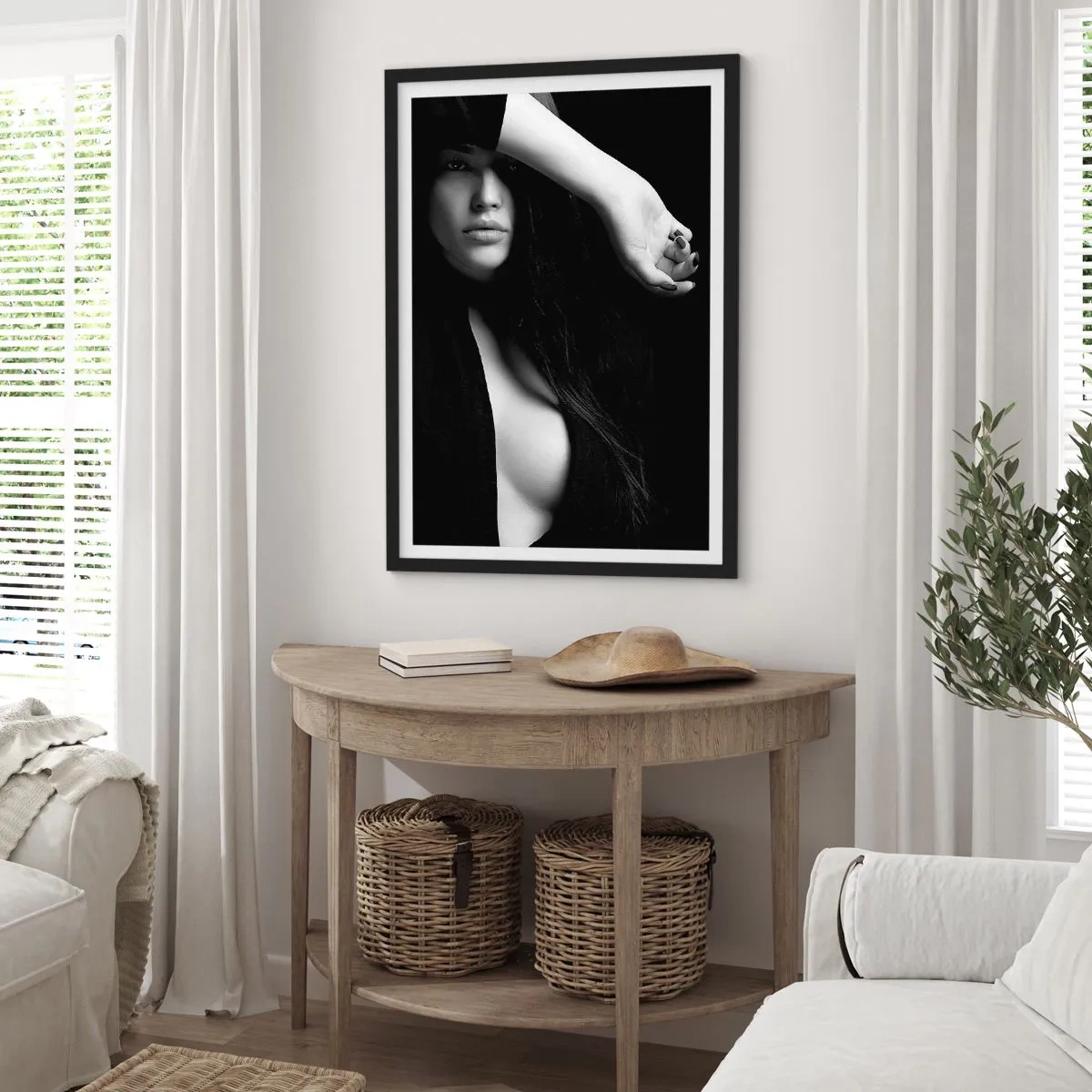 Pôster com moldura preta - Fotografia em preto e branco de uma mulher com um olhar misterioso - 50x70cm - Escola de sedução - Decoração de parede moderna para a sala de estar e quarto ARTTOR