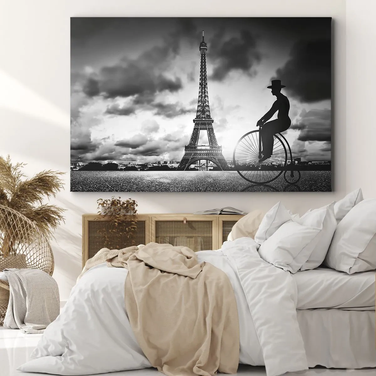Quadro em tela - Imagem em preto e branco de uma bicicleta retrô com a Torre Eiffel ao fundo - 70x50cm - Saudades da Belle Époque - Decoração de parede moderna para a sala de estar e quarto ARTTOR