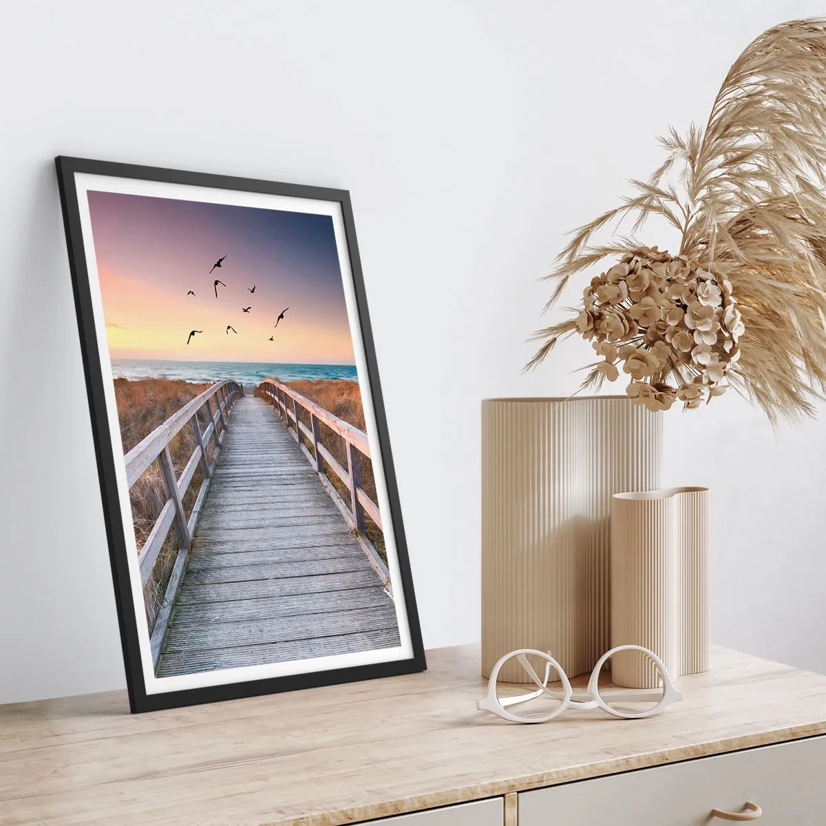 Pôster com moldura preta - Cais de madeira que leva à praia ao pôr do sol - 50x70cm - O espaço das alturas - Decoração de parede moderna para a sala de estar e quarto ARTTOR