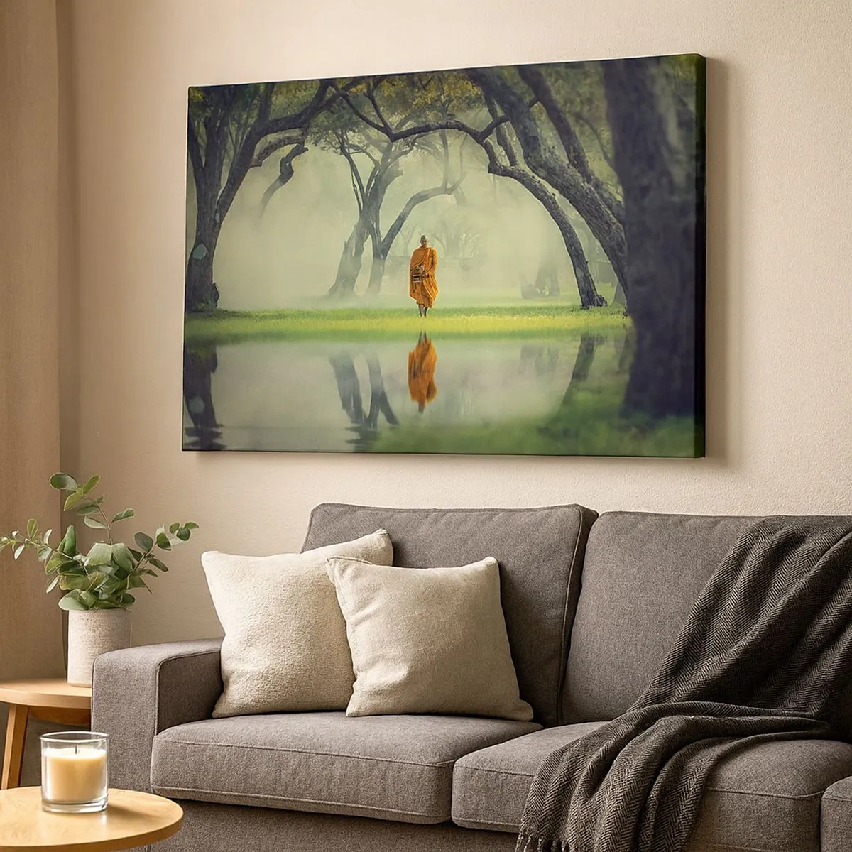 Quadro em tela - Um monge com uma túnica laranja em uma floresta com fundo de neblina e reflexo na água. - 70x50cm - A caminho da iluminação - Decoração de parede moderna para a sala de estar e quarto ARTTOR