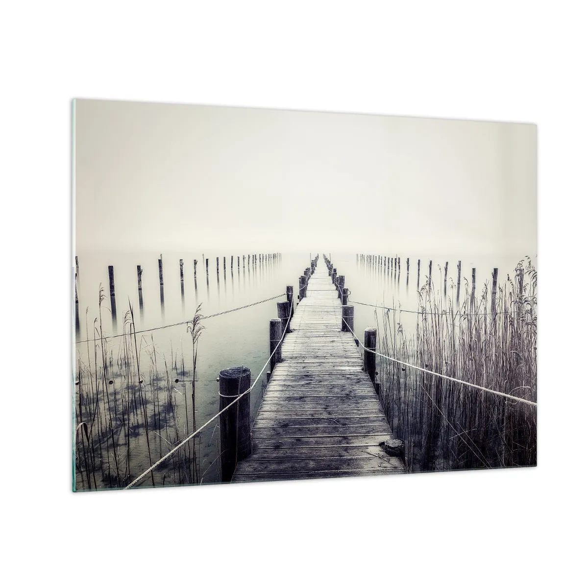 Quadro em vidro - Uma ponte de madeira leva às profundezas de um lago calmo em meio à neblina. - 70x50cm - Mergulhe em paz - Decoração de parede moderna para a sala de estar e quarto ARTTOR