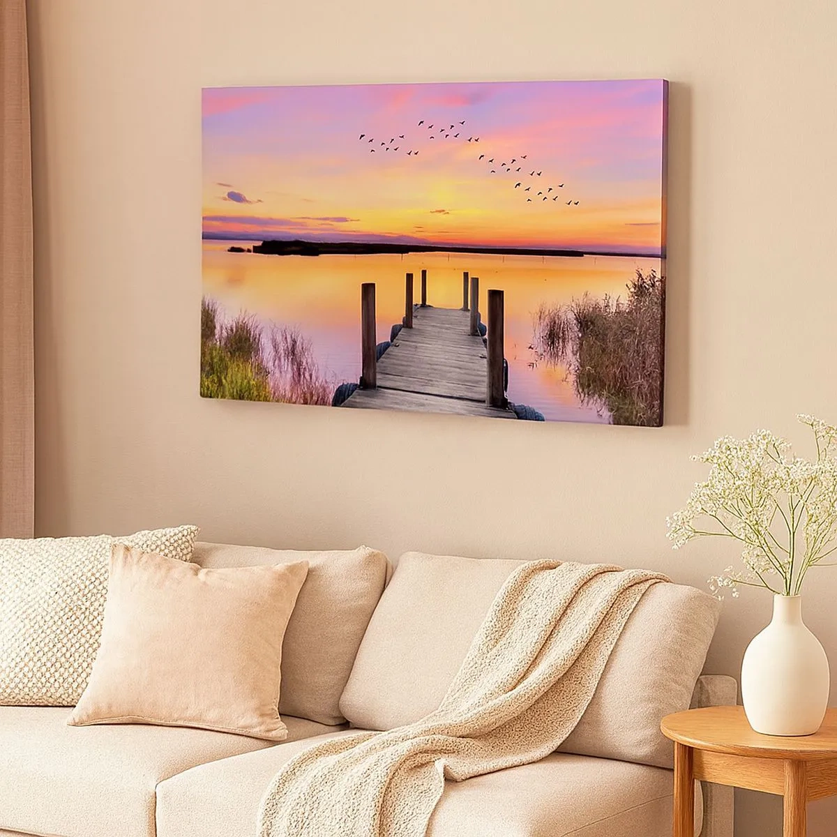 Quadro em tela - Um píer em um lago ao pôr do sol com pássaros no céu - 70x50cm - Silenciosa Alvorada Violeta  - Decoração de parede moderna para a sala de estar e quarto ARTTOR