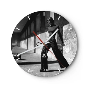 Relógio de parede - Relógio em vidro - Fotografia em preto e branco de uma mulher com uma roupa elegante em um ambiente industrial. - 30x30cm - Elegância urbana - Decoração de parede moderna para a sala de estar, cozinha e quarto ARTTOR