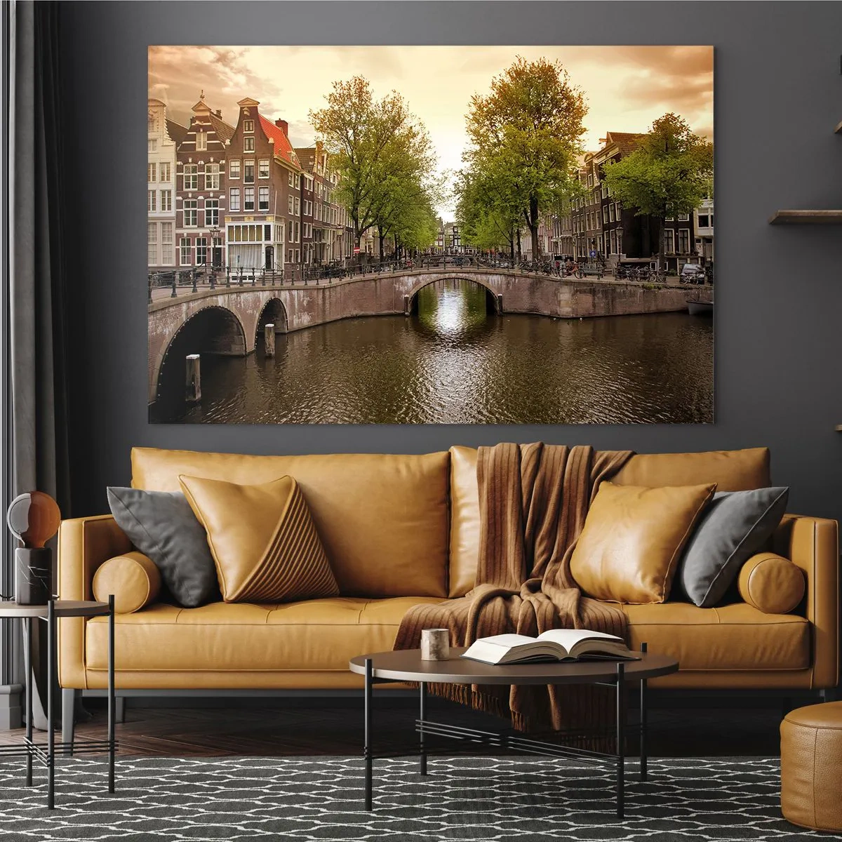 Quadro em vidro - Um canal e uma ponte cercados por casas de temporada em Amsterdã - 70x50cm - De barco ou bicicleta? - Decoração de parede moderna para a sala de estar e quarto ARTTOR