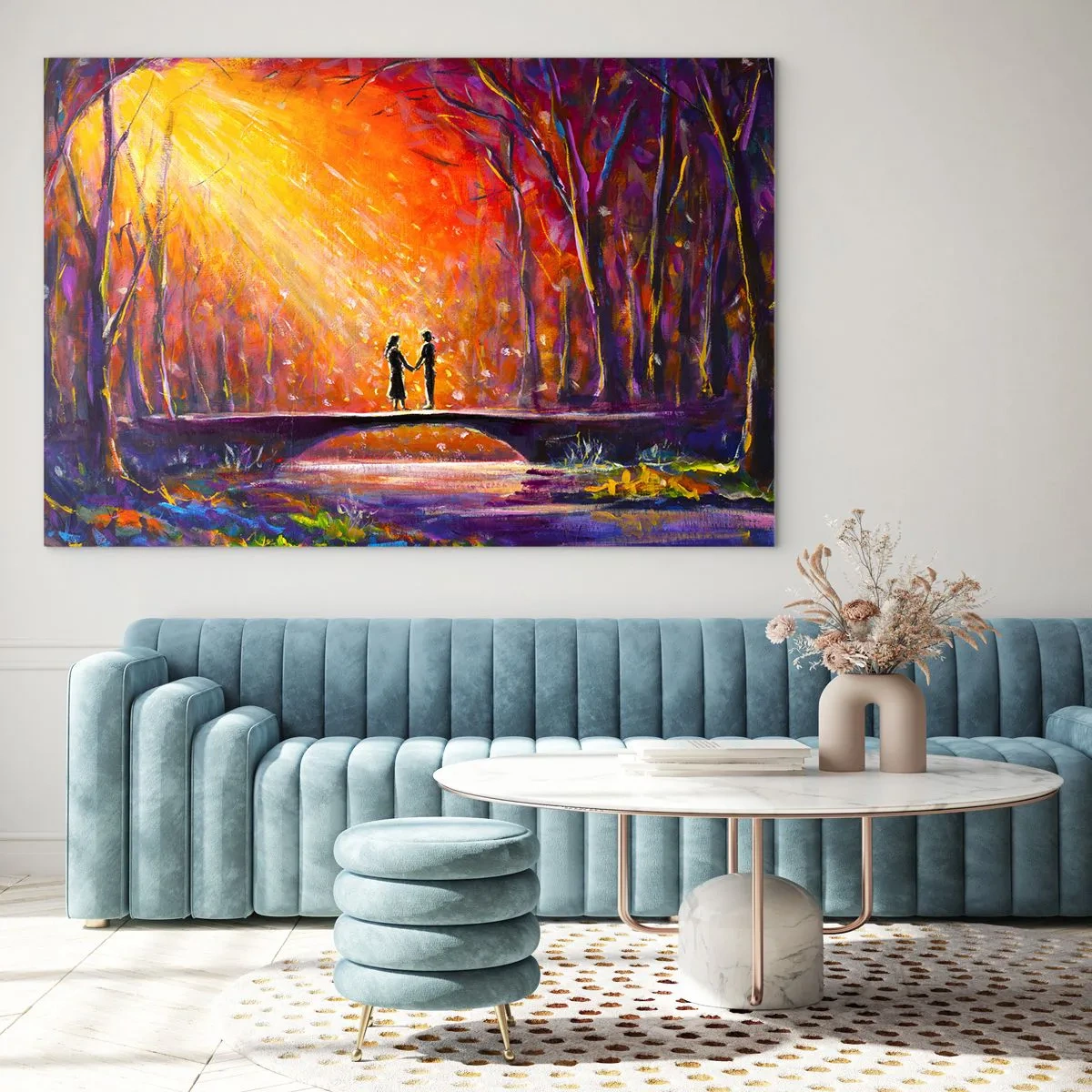 Quadro em vidro - Um casal em uma ponte sob a luz do pôr do sol, cercado por árvores. - 70x50cm - O céu também os ama - Decoração de parede moderna para a sala de estar e quarto ARTTOR