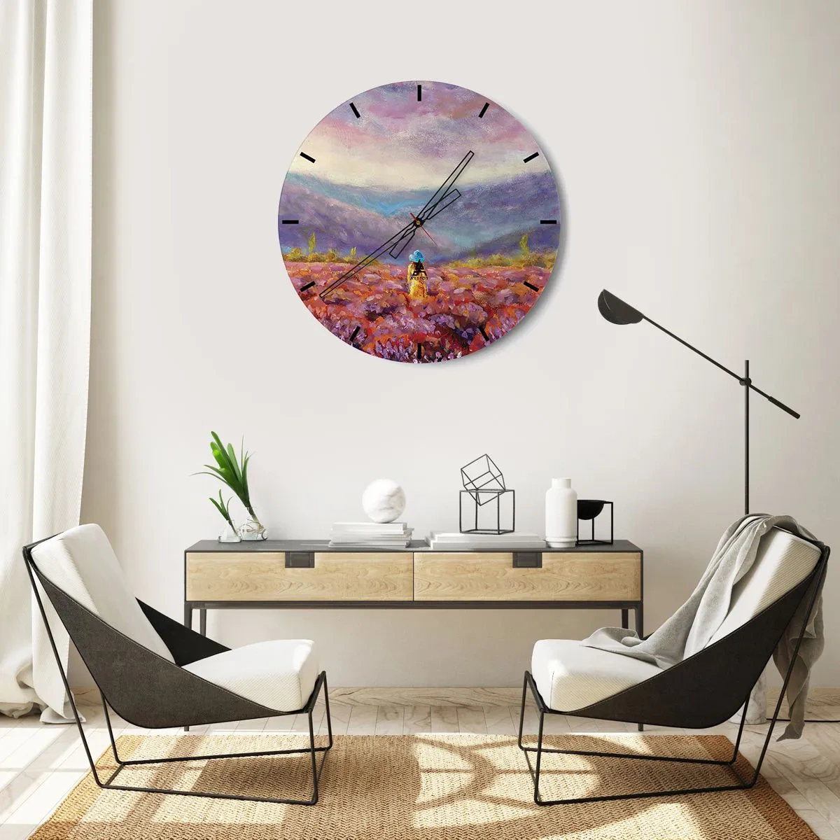 Relógio de parede - Relógio em vidro - Uma mulher usando um chapéu em um campo de lavanda com vista para as montanhas - 30x30cm - No mundo da lavanda - Decoração de parede moderna para a sala de estar, cozinha e quarto ARTTOR