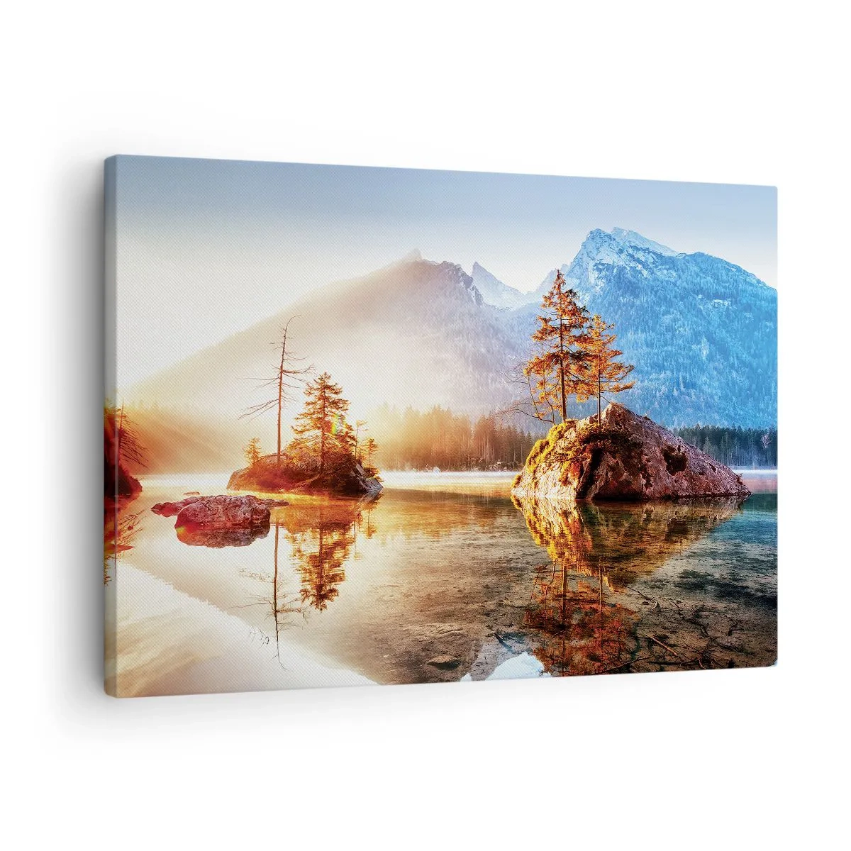 Quadro em tela - Um lago com ilhas e montanhas ao fundo ao nascer do sol - 70x50cm - A natureza sob uma nova luz - Decoração de parede moderna para a sala de estar e quarto ARTTOR