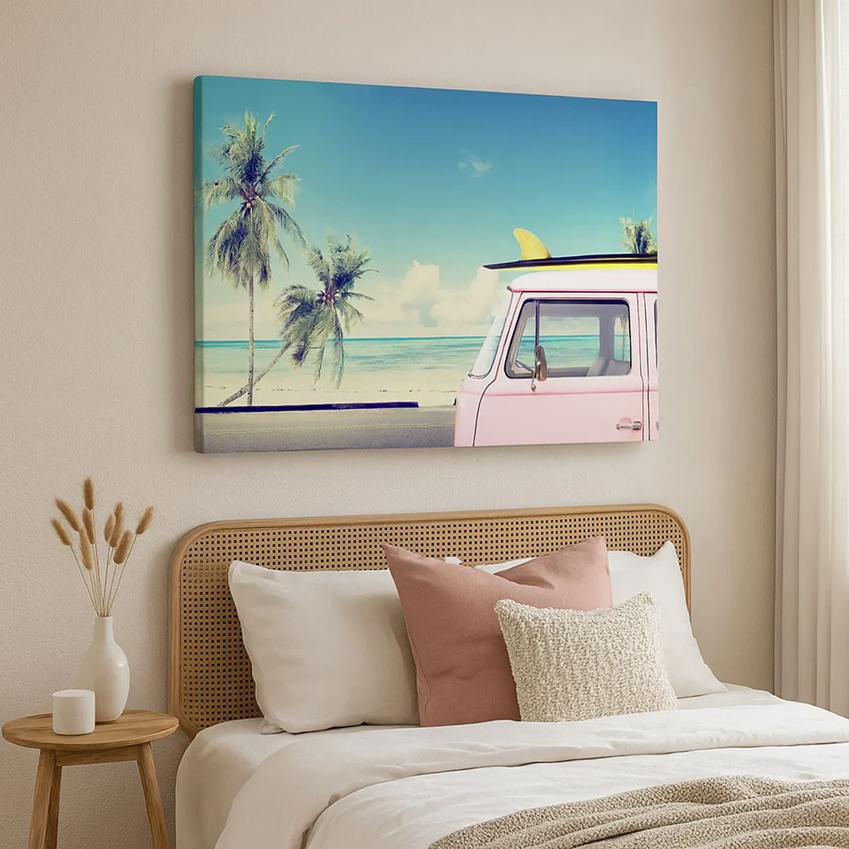 Quadro em tela - Uma van rosa com uma prancha de surfe em uma praia tropical. - 70x50cm - Está na hora das férias - Decoração de parede moderna para a sala de estar e quarto ARTTOR