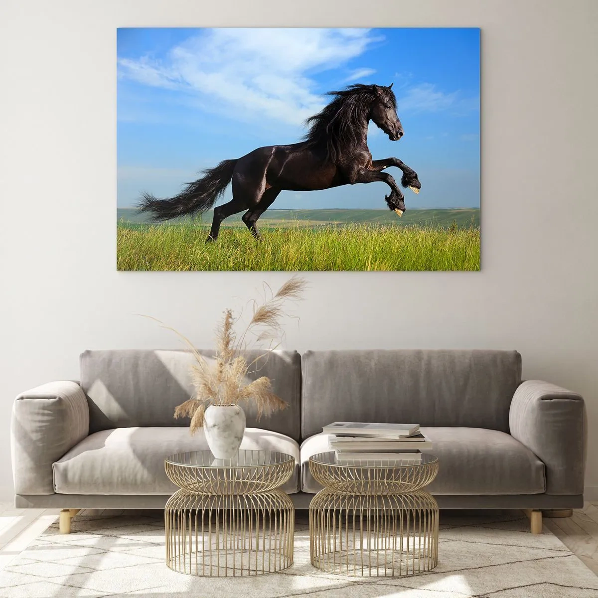 Quadro em vidro - Um cavalo preto galopando contra um céu azul e um prado verde. - 70x50cm - Um manifesto emocionante de liberdade  - Decoração de parede moderna para a sala de estar e quarto ARTTOR