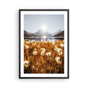 Pôster com moldura preta - Um prado com flores brancas contra um lago e montanhas ao pôr do sol - 50x70cm - Dureza da rocha, suavidade da relva - Decoração de parede moderna para a sala de estar e quarto ARTTOR