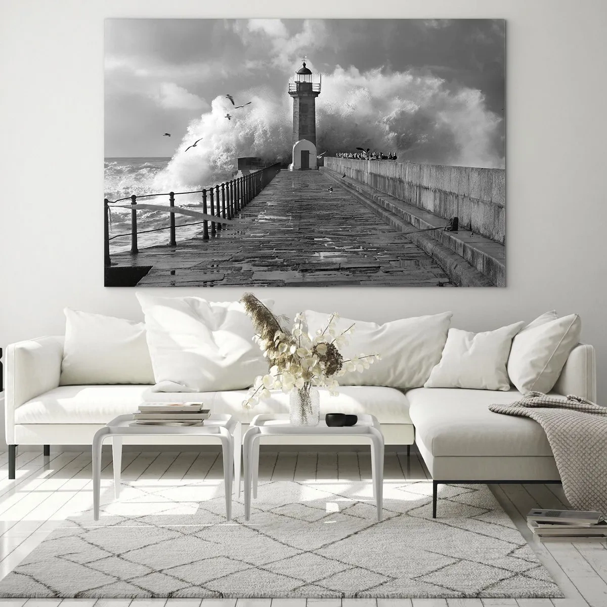 Quadro em vidro - Uma foto em preto e branco de um farol em meio a ondas quebrando. - 70x50cm - Destemida - Decoração de parede moderna para a sala de estar e quarto ARTTOR