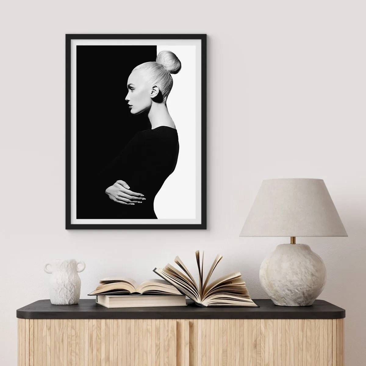 Pôster com moldura preta - Um retrato minimalista de uma mulher em uma composição em preto e branco - 50x70cm - Simplesmente mulher - Decoração de parede moderna para a sala de estar e quarto ARTTOR
