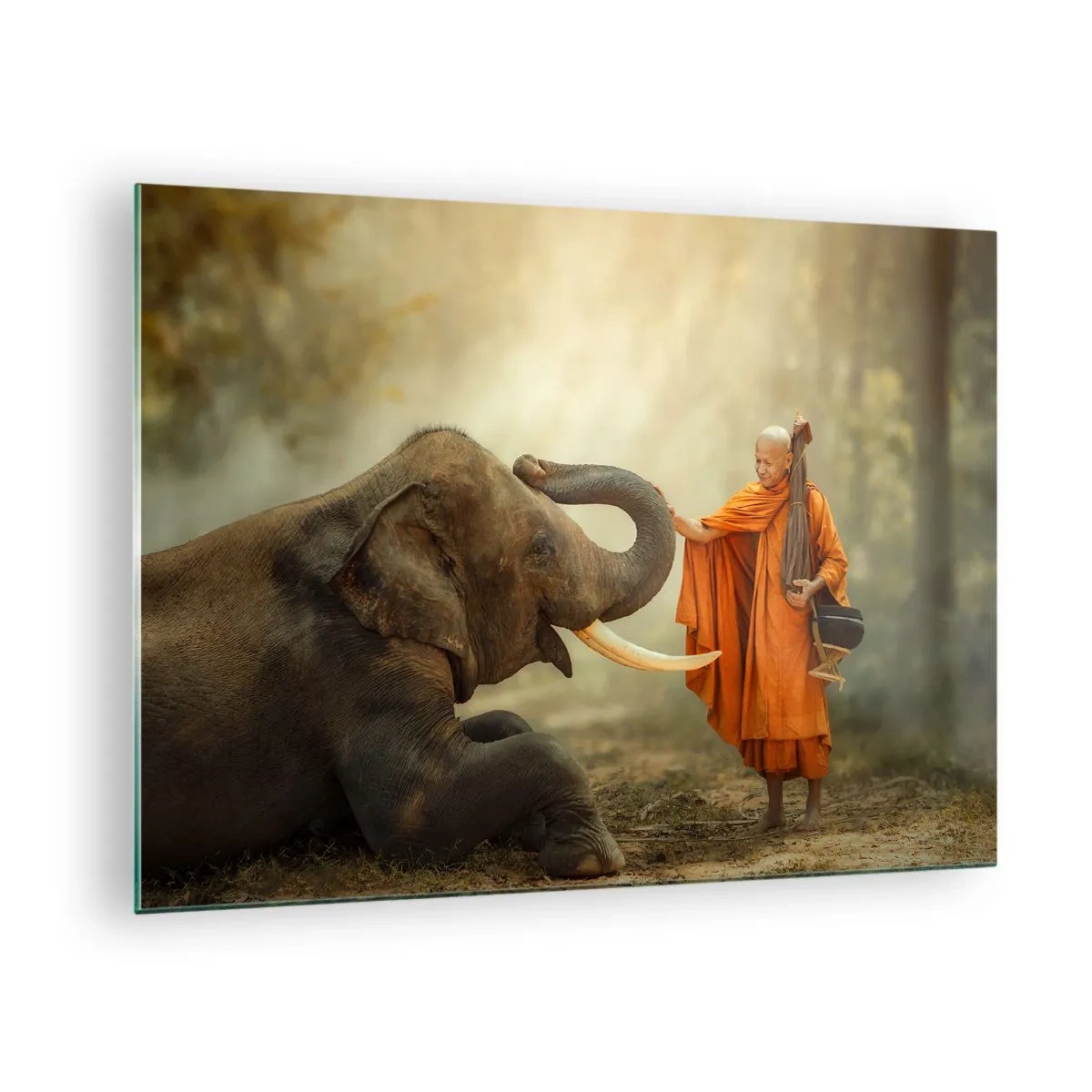Quadro em vidro - Um monge em vestes laranja com um elefante em um ambiente natural - 70x50cm - Encontro na viagem - Decoração de parede moderna para a sala de estar e quarto ARTTOR
