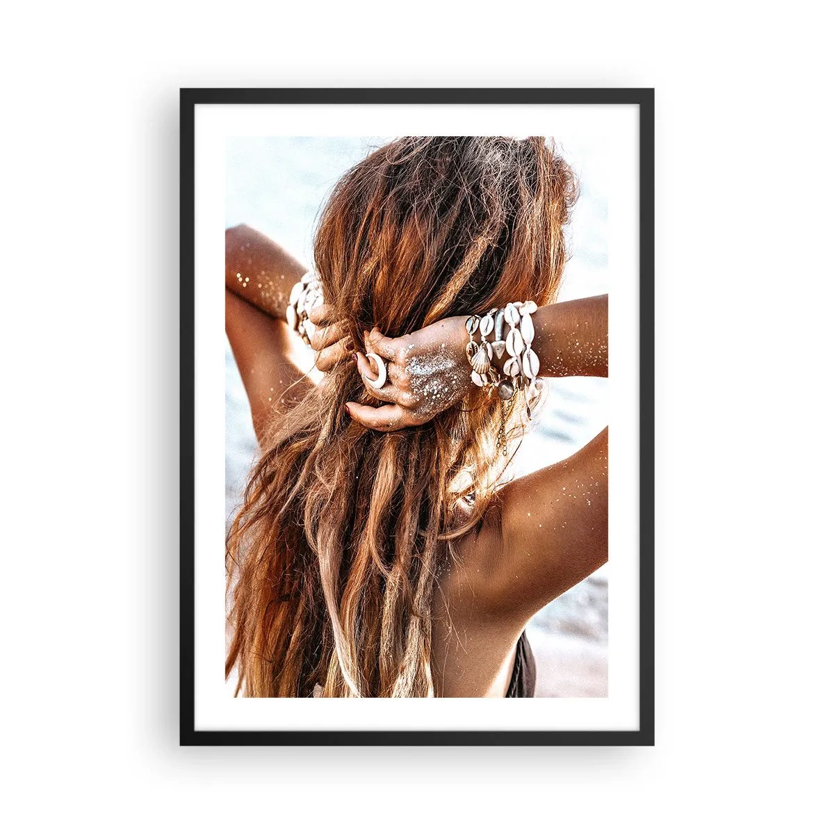 Pôster com moldura preta - Uma mulher com cabelos longos decorada com conchas à beira-mar - 50x70cm - Irmã da água e do sol - Decoração de parede moderna para a sala de estar e quarto ARTTOR