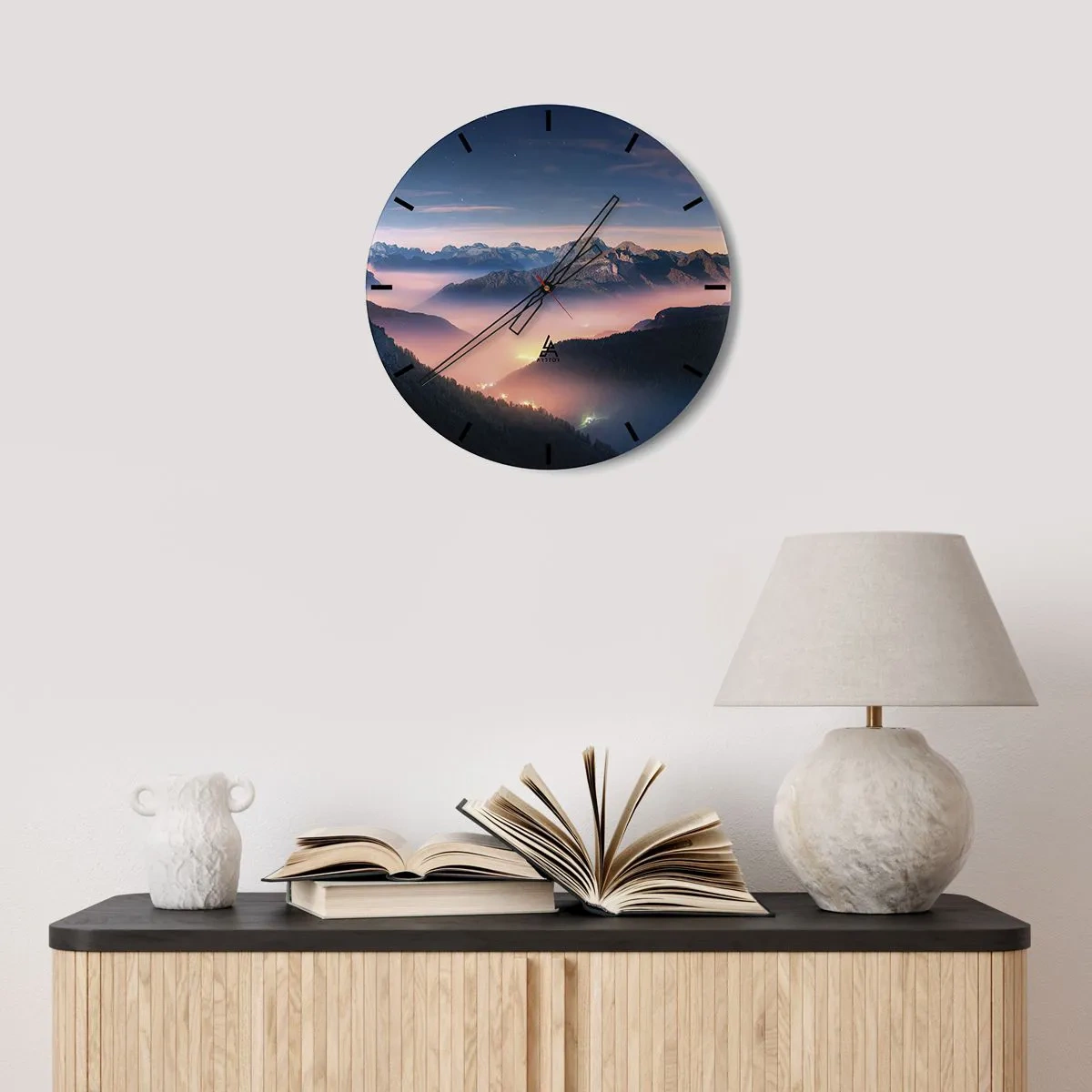 Relógio de parede - Relógio em vidro - Pôr do sol sobre as montanhas com o vale envolto em neblina e luzes - 30x30cm - Luz nos vales - Decoração de parede moderna para a sala de estar, cozinha e quarto ARTTOR