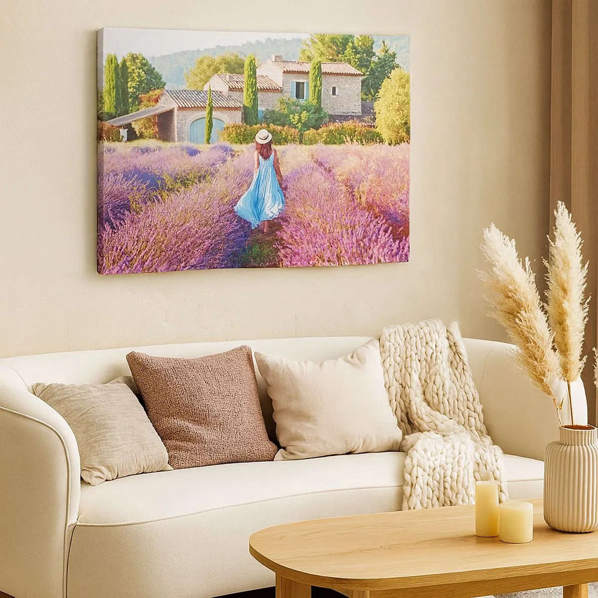 Quadro em tela - Uma mulher de vestido azul caminhando por um campo de lavanda com vista para uma casa. - 70x50cm - Menina Lavanda - Decoração de parede moderna para a sala de estar e quarto ARTTOR