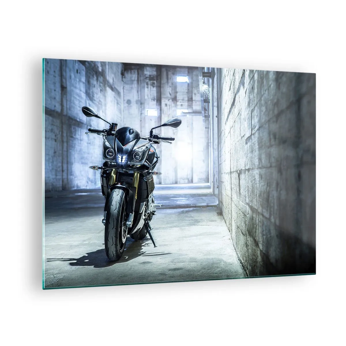 Quadro em vidro - Uma motocicleta em um interior industrial com paredes de concreto - 70x50cm - Antes do motor rugir - Decoração de parede moderna para a sala de estar e quarto ARTTOR