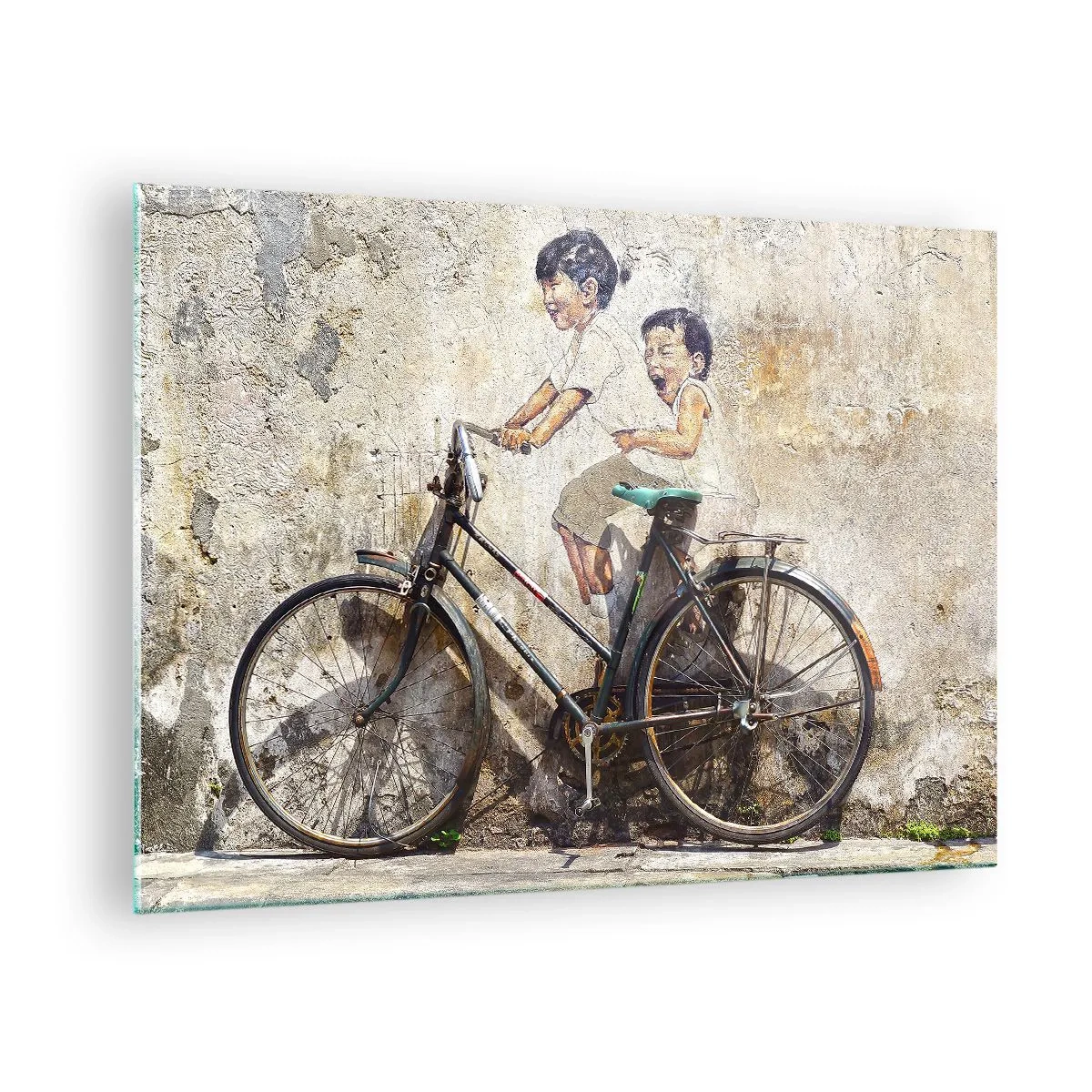 Quadro em vidro - Um mural com uma bicicleta e figuras de crianças contra um fundo de parede. - 70x50cm - Verdadeiro ou falso? - Decoração de parede moderna para a sala de estar e quarto ARTTOR