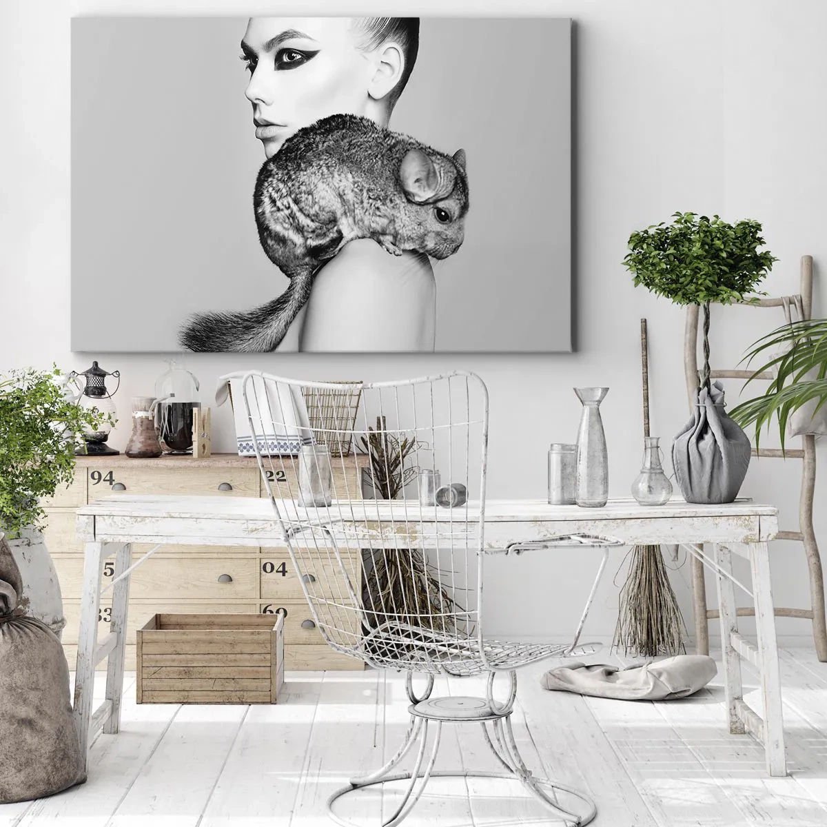Quadro em tela - Mulher estilizada com uma chinchila em uma elegante composição em preto e branco - 70x50cm - A dama com a chinchila - Decoração de parede moderna para a sala de estar e quarto ARTTOR