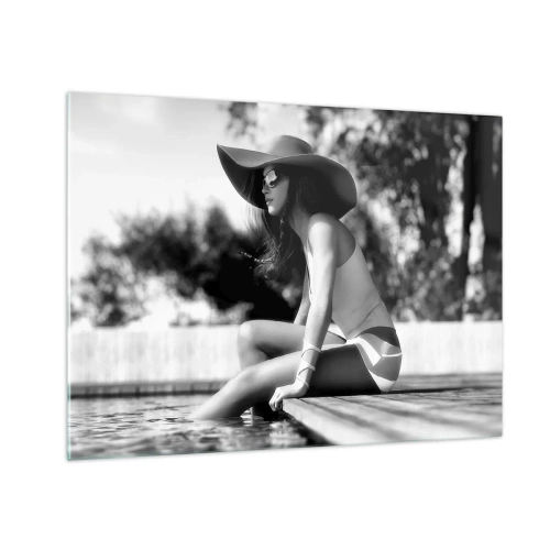 Quadro em vidro - Mulher usando chapéu sentada à beira da piscina em preto e branco - 70x50cm - Sonho de verão - Decoração de parede moderna para a sala de estar e quarto ARTTOR