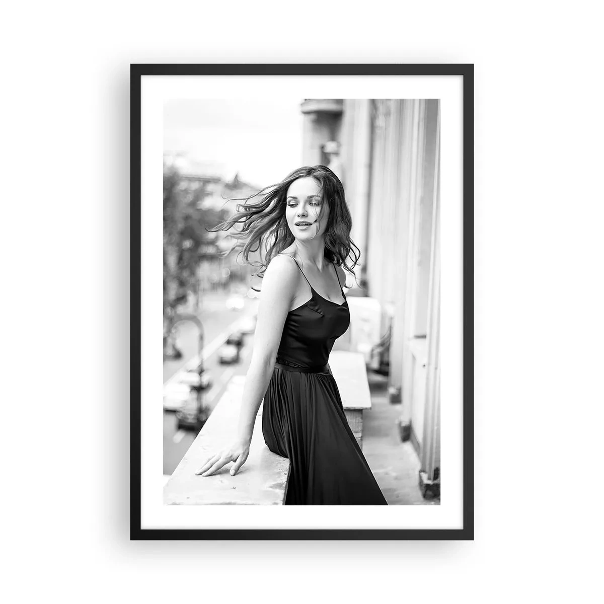 Pôster com moldura preta - Fotografia em preto e branco de uma mulher numa varanda - 50x70cm - Certamente uma parisiense - Decoração de parede moderna para a sala de estar e quarto ARTTOR