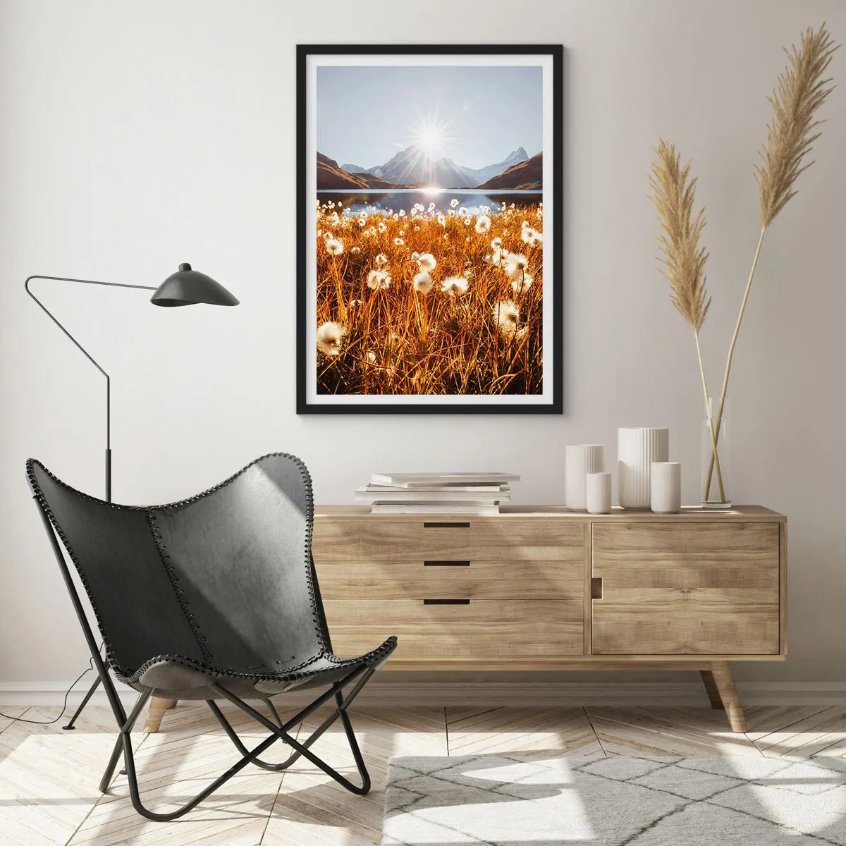 Pôster com moldura preta - Um prado com flores brancas contra um lago e montanhas ao pôr do sol - 50x70cm - Dureza da rocha, suavidade da relva - Decoração de parede moderna para a sala de estar e quarto ARTTOR