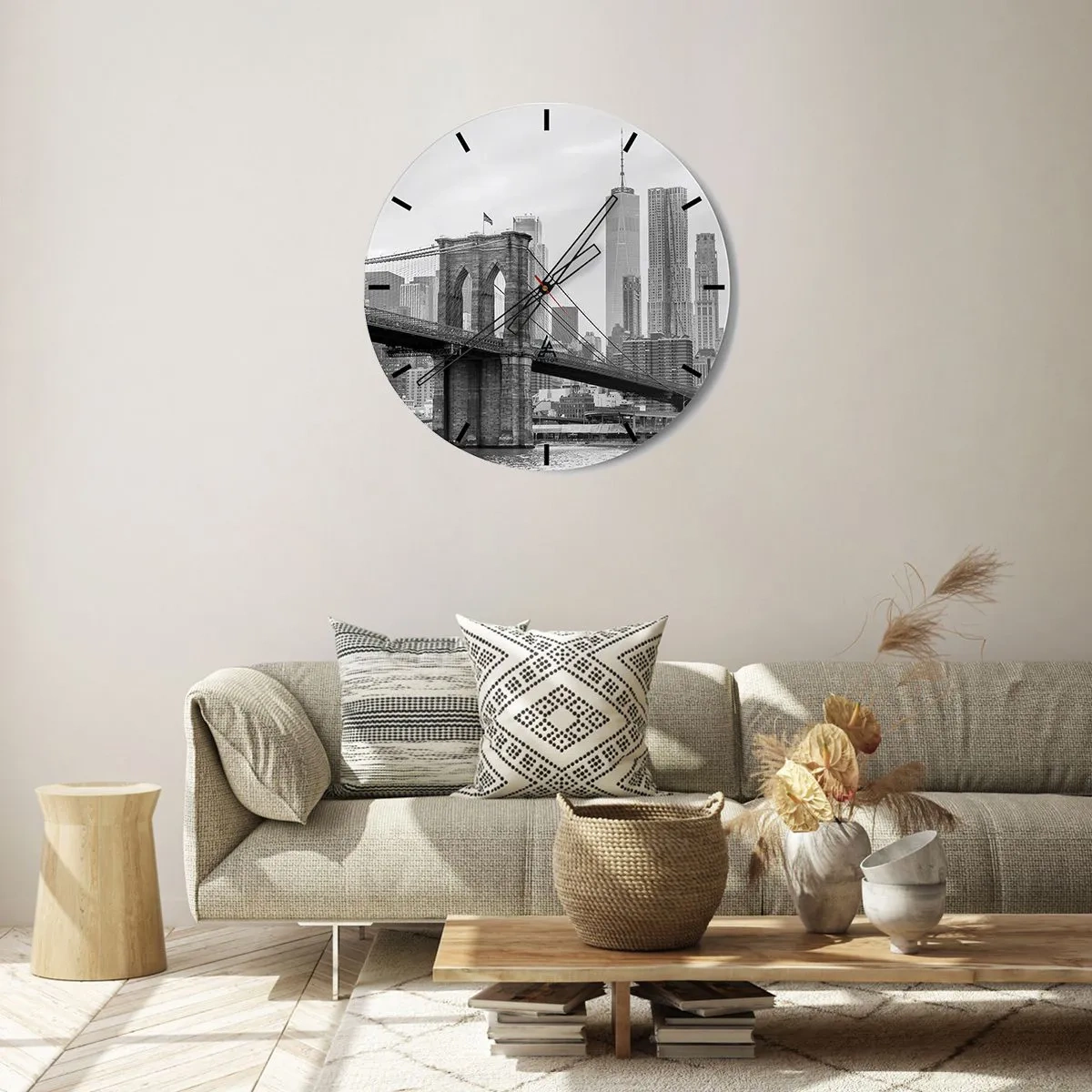 Relógio de parede - Relógio em vidro - Ponte do Brooklyn contra o horizonte da cidade em preto e branco - 30x30cm - Vibrações de Nova York - Decoração de parede moderna para a sala de estar, cozinha e quarto ARTTOR