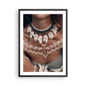 Pôster com moldura preta - Retrato de uma mulher com um colar de conchas e uma tatuagem branca - 50x70cm - Talismãs, rituais de feminilidade - Decoração de parede moderna para a sala de estar e quarto ARTTOR
