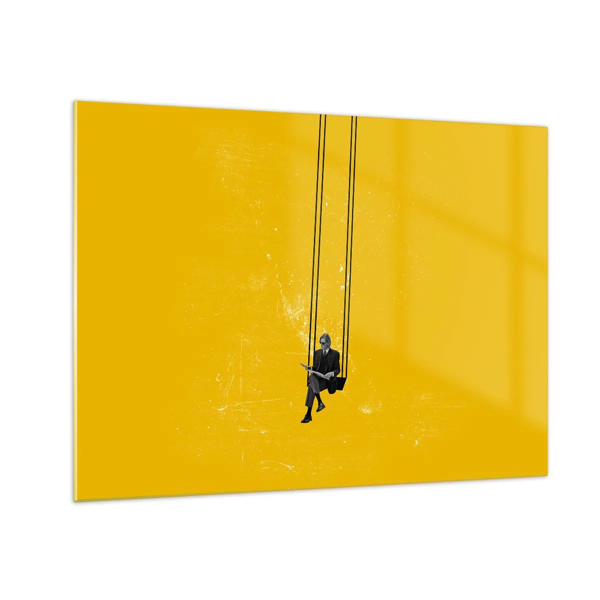 Quadro em vidro - Uma figura em um balanço pendurada em um fundo amarelo - 70x50cm - Dia como todos os dias - Decoração de parede moderna para a sala de estar e quarto ARTTOR
