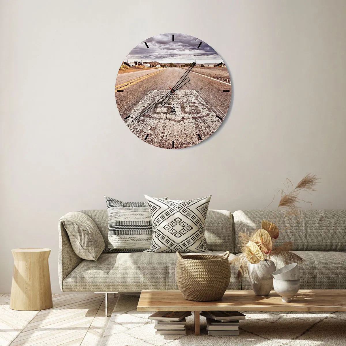 Relógio de parede - Relógio em vidro - Rota 66 sob um céu nublado - 30x30cm - Mother Road - uma lenda americana - Decoração de parede moderna para a sala de estar, cozinha e quarto ARTTOR